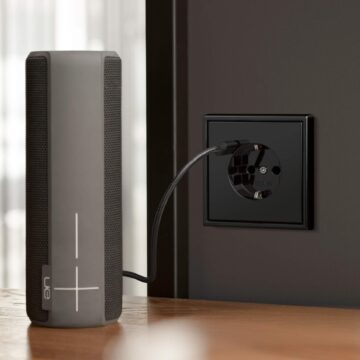 LS990_KS_GAL_JUNG_AMBI-PH-LS990_USB-Socket_SWM_Speaker_CMYK