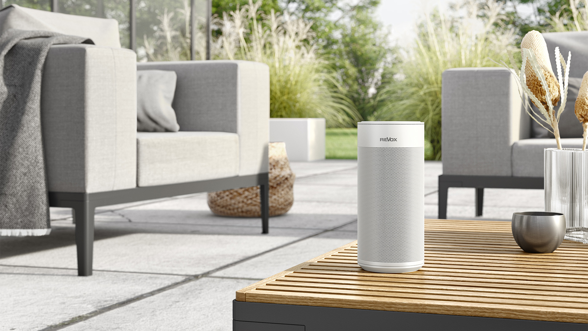 Revox-STUDIOART-Lautsprecher-A100-weiss-Terrasse