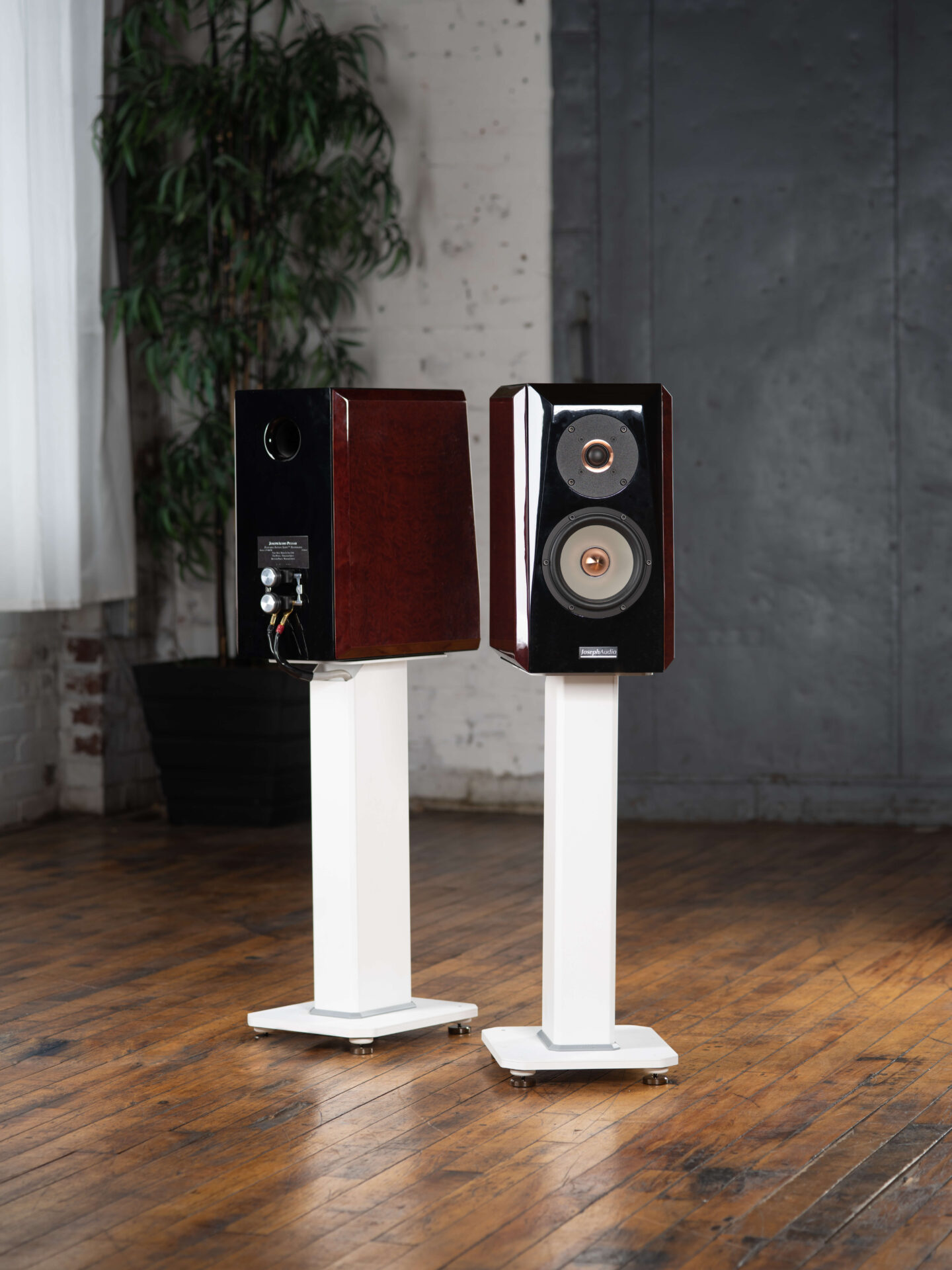 SX22W_Lifestyle_Speakers